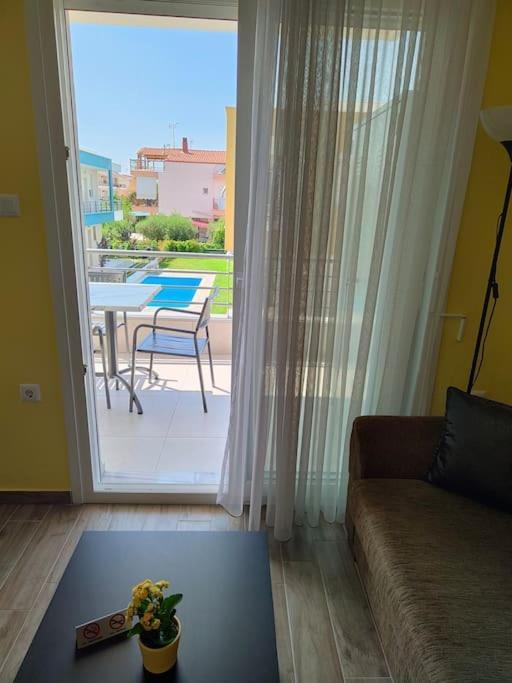 Poolview Apartment Ofrínion Exterior foto